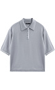 Трикотажная футболка поло из вискозы. Модель прямого силуэта, со спущенной линией плеч, короткими рукавами, отложным воротником-поло и планкой с тремя пуговицами. Рукава и нижний край изделия декорированы кантом контрастного цвета. 