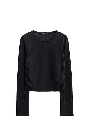 черный Трикотажный топ из вискозы. Модель прямого кроя, с длинным рукавом, небольшими разрезами на манжетах и круглым вырезом горловины. Кулиски по бокам изделия позволяют регулировать длину и создавать драпировку.