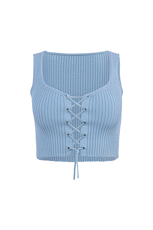 голубой Короткий трикотажный топ из вискозы. Модель приталенного силуэта, без рукавов, на широких бретельках, с люверсами и шнуровкой на груди. Дополнить образ можно юбкой в таком же стиле.