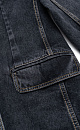 Джинсовый жакет из 100% хлопка. Модель прямого силуэта с английским воротником, прорезными карманами с карманами по бокам и на груди. Застежка на две пуговицы.