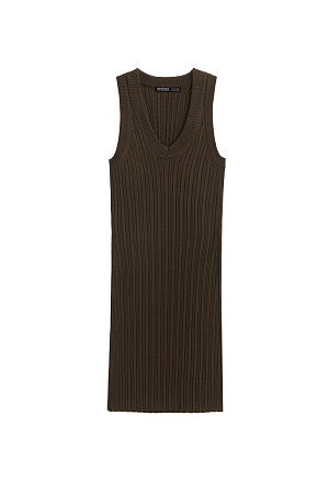 коричневый Платье длины мини из фактурного трикотажа на основе вискозы. Модель приталенного силуэта, без рукавов, на широких бретельках, с U-образным вырезом горловины. Изделие выполнено в широкий рубчик. 
