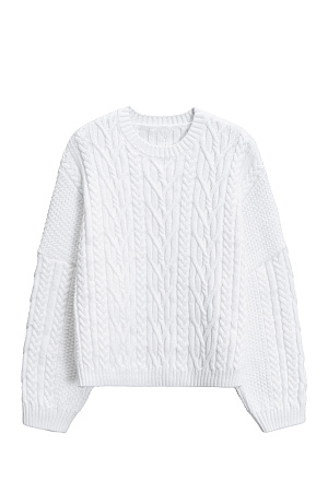 белый Трикотажный джемпер из вискозы и хлопка. Модель свободного силуэта со спущенной линией плеч, объемными рукавами и круглым вырезом горловины. Изделие декорировано фактурной вязкой в виде кос разной толщины. Края выполнены в рубчик. 