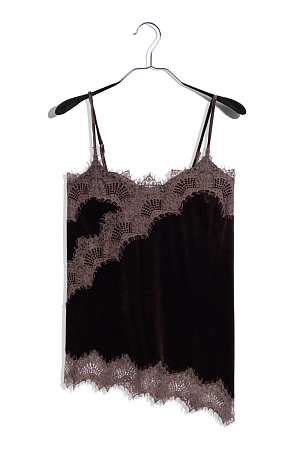 коричневый Топ из бархатной вискозы, декорированный тонким кружевом. Модель асимметричного кроя, с глубоким вырезом декольте на тонких бретельках. 