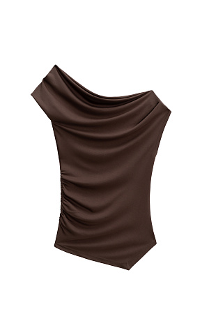 коричневый Асимметричный топ из модала. Модель приталенного силуэта с акцентом на одно плечо. Изделие декорировано драпировкой и мягкими складками.