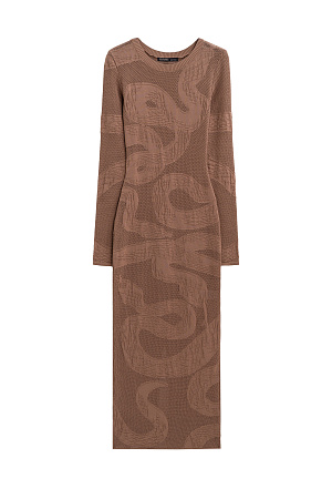коричневый Трикотажное платье длины макси из хлопка. Модель приталенного силуэта с круглым вырезом горловны и длинным рукавом. Изделие декорировано жаккардовым узором в виде змеи. <br />
Органический хлопок - более экологичная и безопасная альтернатива обычному хлопку, выращенная без использования химикатов. 
