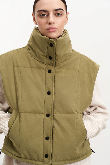 Жилет с воротником-стойкой