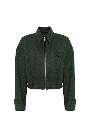 зеленый Шерстяной бомбер с отложным с воротником. Модель прямого силуэта с подплечниками и имитацией кармана на груди. Длинные рукава с патами на манжетах. Воротник декорирован вставкой из экокожи. Застежка на молнию. Изделие на подкладке.