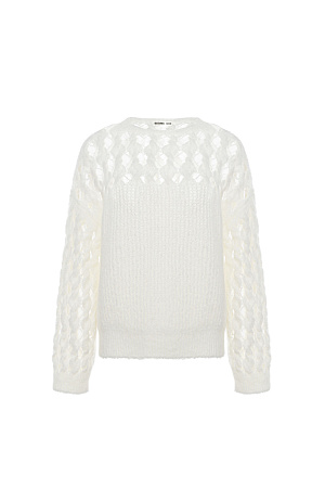 белый Трикотажный джемпер с фактурным переплетением, состоящим из ажурных кос с перекрутом. Круглый вырез, спущенная линия плеча и широкие рукава.