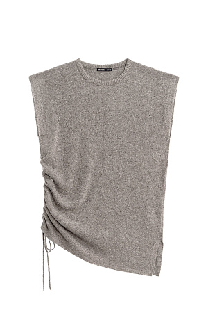 бежевый Трикотажный меланжевый жилет из мягкой шерсти с добавлением шелка и вискозы. Модель прямого силуэта без рукавов, круглый вырез, кулиска и разрез сбоку. Можно дополнить брюками из такой же пряжи.