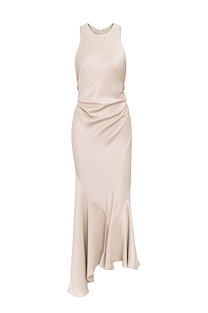 молочный Атласное платье длины макси. Модель приталенного силуэта, с круглым вырезом горловины, без рукавов. Модель декорирована асимметричной юбкой и драпировкой на талии.