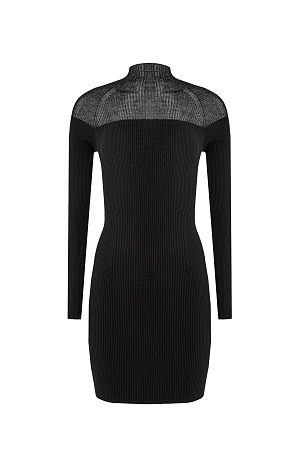 черный Трикотажное платье длины мини из вискозы в рубчик. Модель приталенного силуэта, с длинными рукавами и воротником-стойкой. Верх изделия выполнен из тонкой пряжи, создавая акцент на зону плеч.