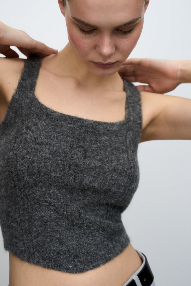 Укороченный трикотажный топ на бретелях