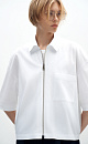 Рубашка из хлопка с добавлением полиамида. Модель прямого кроя, со спущенной линией плеч, отложным воротником, короткими рукавами, накладным карманом на груди и застежкой на молнию.