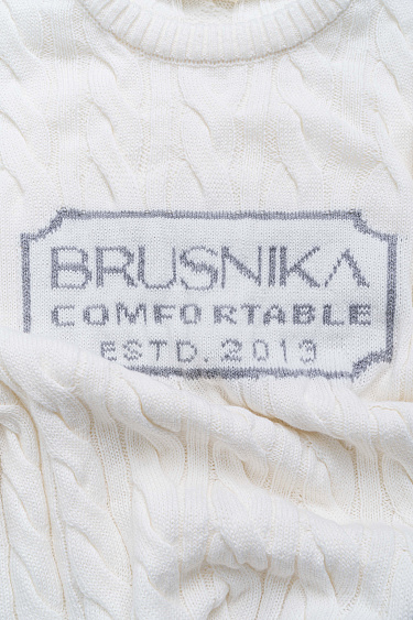 Джемпер с косами и жаккардом