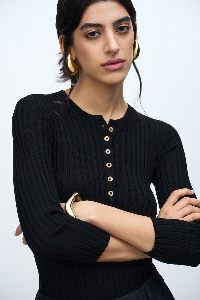 Топ в широкий рубчик с V-образным вырезом