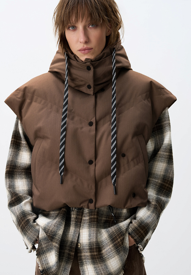 Жилет на пуху с двойной отстрочкой