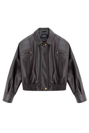 коричневый Укороченный бомбер из экокожи.Модель свободного силуэта с длинными рукавами, с воротником и двумя нагрудными карманами. Застежка на молнию. Изделие на подкладке.