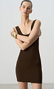 Трикотажное платье длины мини из вискозы. Модель облегающего силуэта с U-образным вырезом горловины и широкими бретелями.