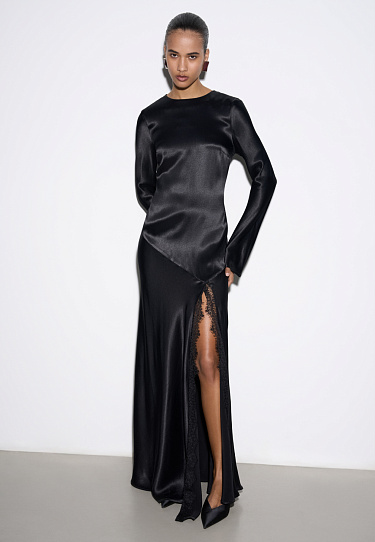 Атласное платье с разрезом и кружевом