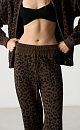 Трикотажные джоггеры из вискозы с анималистичным принтом, имитирующим пятна леопарда. Модель выполнена в спортивном стиле, с широким эластичным поясом на кулиске, боковыми карманами и манжетами на резинке.