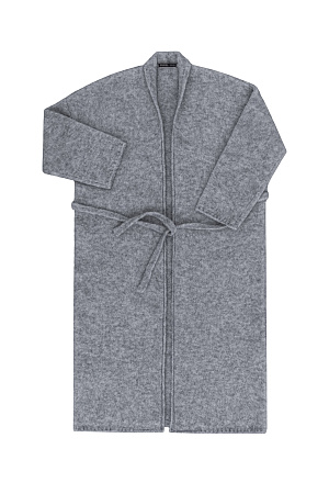 серый Длинный трикотажный кардиган из шерсти с добавлением мохера. Модель прямого кроя, с длинными свободными рукавами, воротником стойкой, шлевками на талии и поясом. 