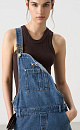 Джинсовый комбинезон из 100% хлопка. Модель с короткой юбкой, шлевками на поясе для ремня, боковыми и задними карманами.Бретели регулируются по длине. 