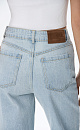 Джинсы из 100% хлопка. Модель прямого широкого кроя, пятью карманами, шлевками на поясе для ремня и застежкой на молнию и пуговицу. Эффект “мраморной” стирки по всей поверхности. Маленький карман с отделкой из коричневой экокожи.