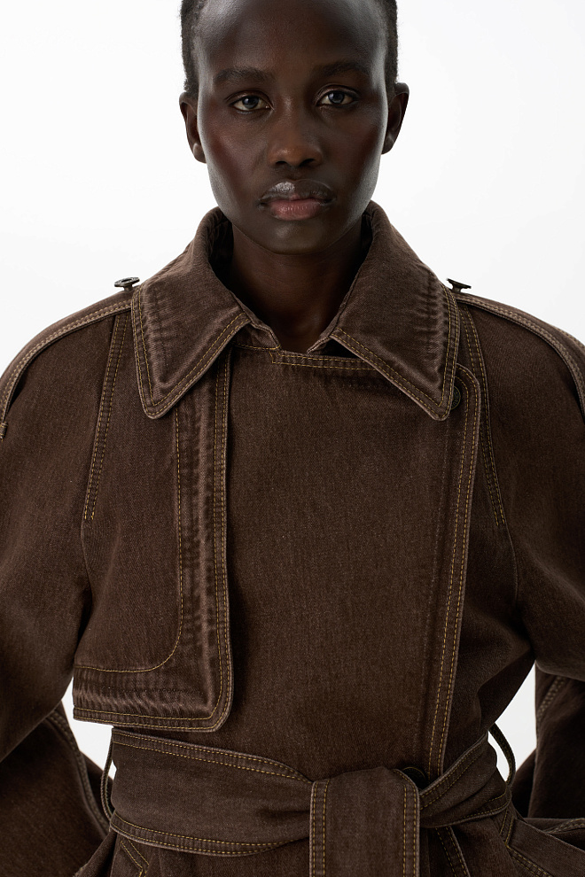 Джинсовый тренч с кокеткой и патами