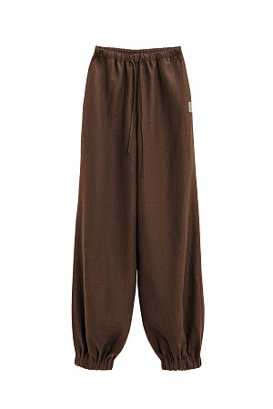 коричневый Брюки-джоггеры из 100% льна. Модель свободного силуэта, с эластичным поясом на кулиске и манжетами на резинке. 