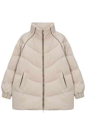 бежевый Удлиненный стеганый пуховик из текстурного нейлона. Модель с воротником-стойкой и прорезными карманами. Застежка на молнию. Брендированный ярлык на спине и рукаве изделия.