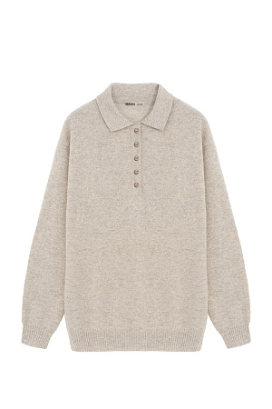 бежевый Трикотажный джемпер из кашемира и шерсти. Модель прямого силуэта со спущенной линией плеча и воротником поло на пуговицах. Манжеты рукавов и низ изделия выполнен в рубчик.