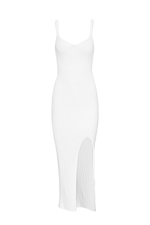 белый Трикотажное платье длины миди из вискозы. Модель по фируге, на тонких бретельках, с вывязанным фактурным лифом и высоким разрезом спреди. Изделие выполнено в широких рубчик.