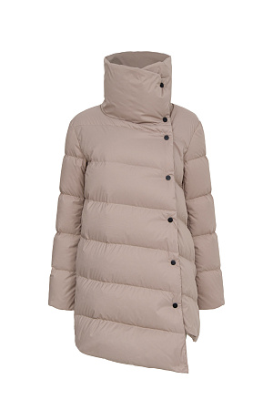бежевый Утепленый пуховик с косой застежкой на кнопки. Модель свободного силуэта с боковыми карманами и высоким воротом. Наполнитель натуральный пух 90% и перо 10%.