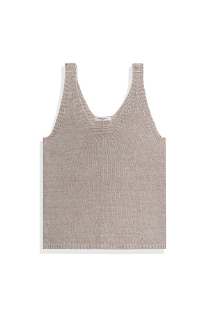 бежевый Трикотажный топ из 100% льна. Модель прямого кроя, на широких бретелях, с глубокой проймой и U-образным вырезом горловины. Края изделия выполнены в рубчик.