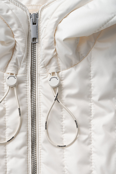 Жилет с капюшоном на синтепоне