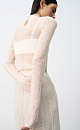 Трикотажное платье длины миди из полупрозрачного кружева с подъюбником из смесовой шерсти. Модель с длинными рукавами, невысоким воротником со сборкой и эластичным поясом. Застежка на пуговицу сзади. Платье выполнено из мягкой пряжи кид мохера и беби альпака, что позволит чувствовать себя в нем комфортно и тепло.