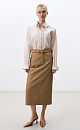 Юбка длины миди из двусторонней экокожи. Модель прямого кроя с разрезом сзади, карманами и шлевками на поясе для ремня. Застежка на пуговицу и молнию. 