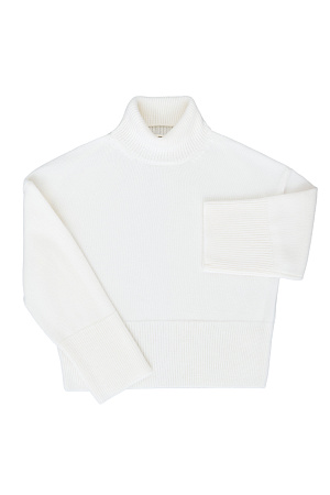 белый Трикотажный джемпер с высоким воротом. Модель свободного силуэта со спущенной линией плеча. Края изделия в рубчик.