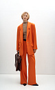 Классический костюм, состоящий из однобортного жакета и брюк палаццо. Жакет прямого кроя судлиненной спинкой, лацканами и двумя прорезными карманами с клапанами. Брюки прямого кроя с боковыми карманами и застежкой на молнию.