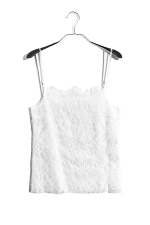 белый Топ из тонкого кружева. Модель на тонких регулируемых бретельках. Изделие выполнено без подкладки.