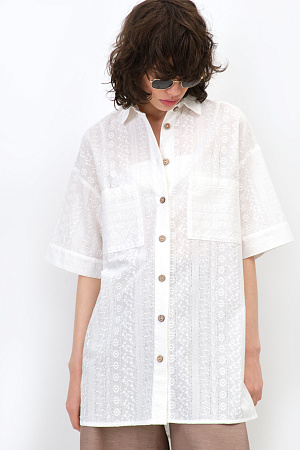 белый Рубашка из 100% хлопка. Модель прямого кроя, с отложным воротником и короткими рукавами. Застёгивается на пуговицы по всей длине. На груди расположены два накладных кармана. Ткань имеет текстурированную поверхность с вертикальными полосами и вышитым узором.<br />
