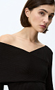 Трикотажный топ из вискозы с длинным рукавом и открытым плечом. 