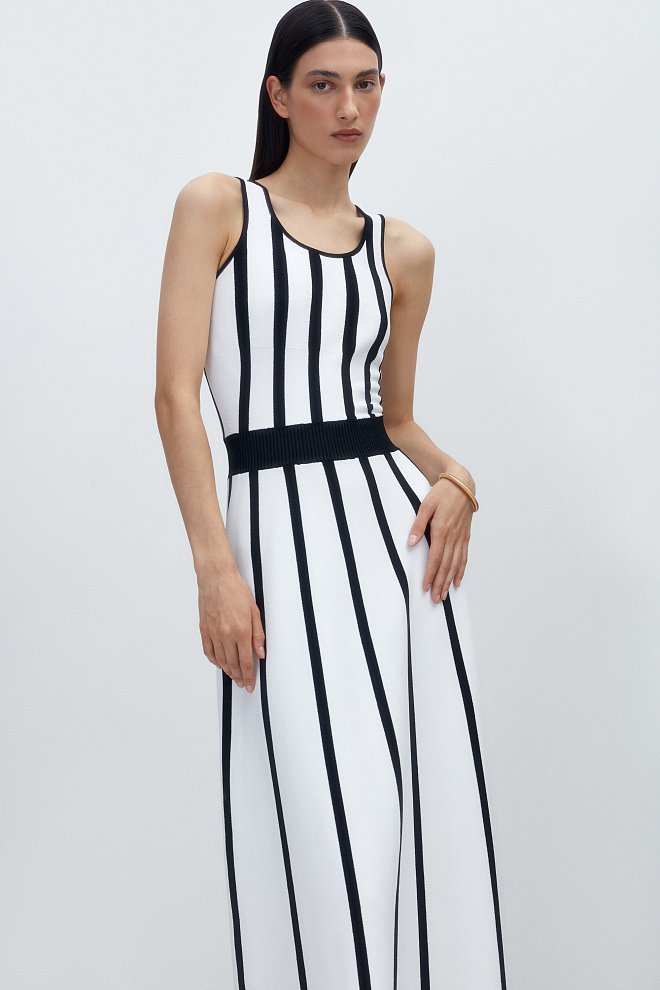 Трикотажное платье в вертикальную полоску