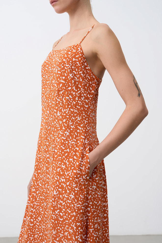 Принтованный сарафан на тонких бретелях