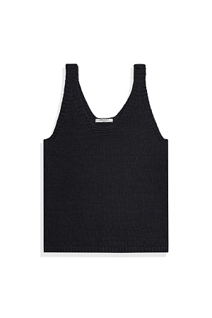 черный Трикотажный топ из 100% льна. Модель прямого кроя, на широких бретелях, с глубокой проймой и U-образным вырезом горловины. Края изделия выполнены в рубчик.