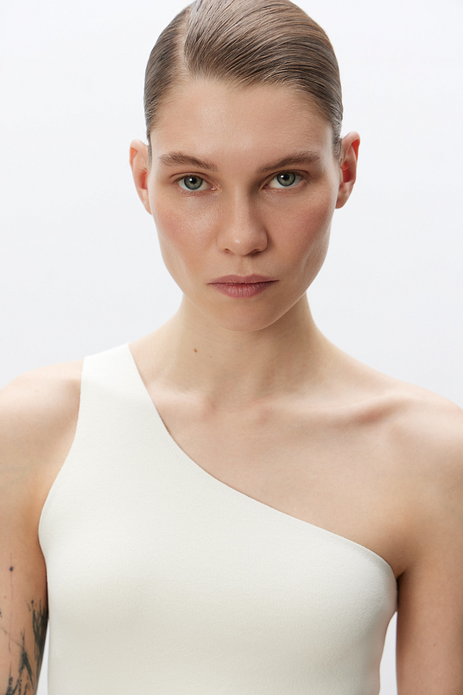 Топ из вискозы на одно плечо