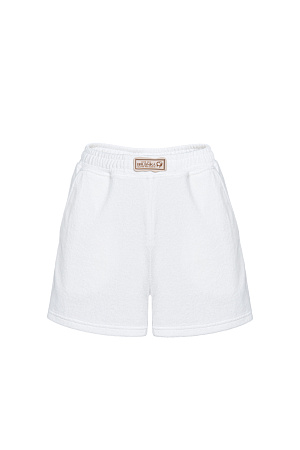 белый Шорты из махрового трикотажа. Модель свободного силуэта с боковыми карманами и брендированным ярлыком. Эластичный пояс на резинке в рубчик. Дополнить образ можно футболкой в таком же стиле.