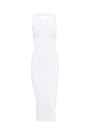 белый Трикотажное платье без рукавов. Модель приталенного силуэта с разрезом спереди и перекрученной спинкой.
