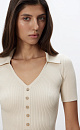 Трикотажное боди из вискозы в рубчик. Модель с коротким рукавом и V-образным вырезом горловины. Изделие декорировано маленькими пуговицами на планке. Застежка на бельевые крючки.