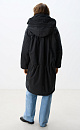 Длинная куртка на синтепоне с капюшоном. Модель свободного силуэта со спущенной линией плеча, накладными и боковыми карманами, регулируемой кулиской на поясе. Изделие на подкладке. Застежка на молнию и магнитные кнопки.
